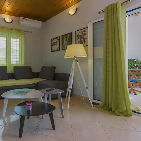 Thano's Stylish Flat Just 150m To The 公寓