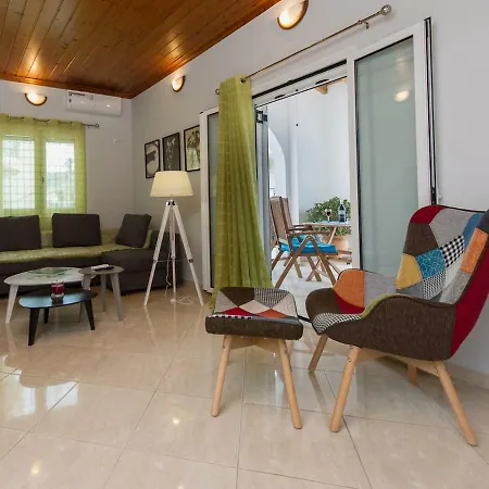 Thano's Stylish Flat Just 150m To The Apartment
