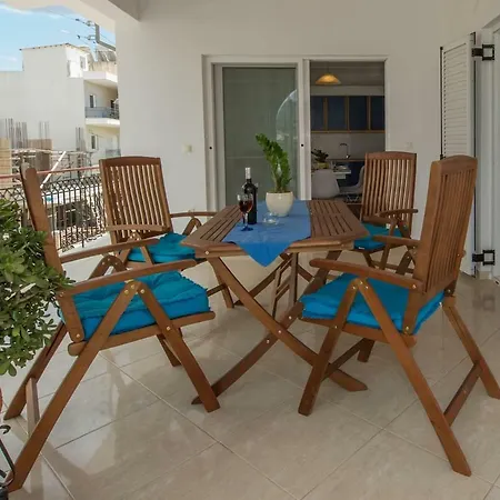 Thano's Stylish Flat Just 150m To The Apartment Farai