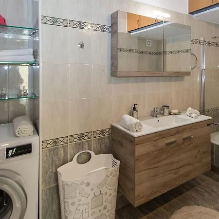 Thano's Stylish Flat Just 150m To The *