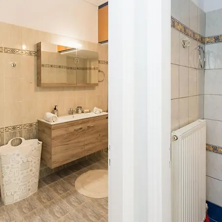 Thano's Stylish Flat Just 150m To The * Farai
