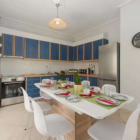 Thano's Stylish Flat Just 150m To The Farai