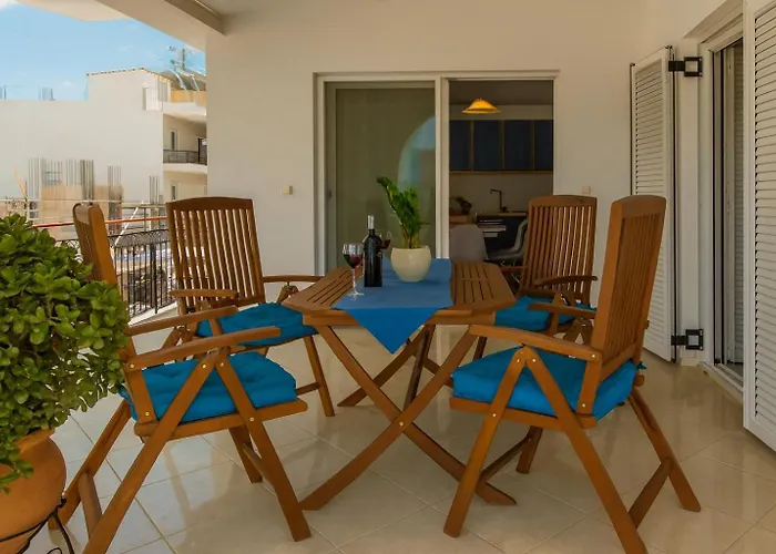 Apartman Thano's Stylish Flat Just 150m To The *